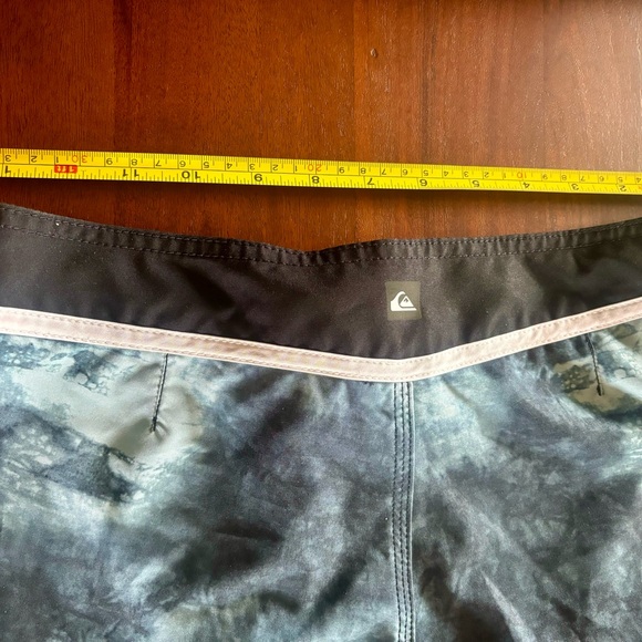 Quicksilver Men’s Bathing Suit / Board shorts Size 28 - Picture 6 of 7